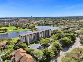 3300 W Rolling Hills Cir in Davie, FL - Building Photo