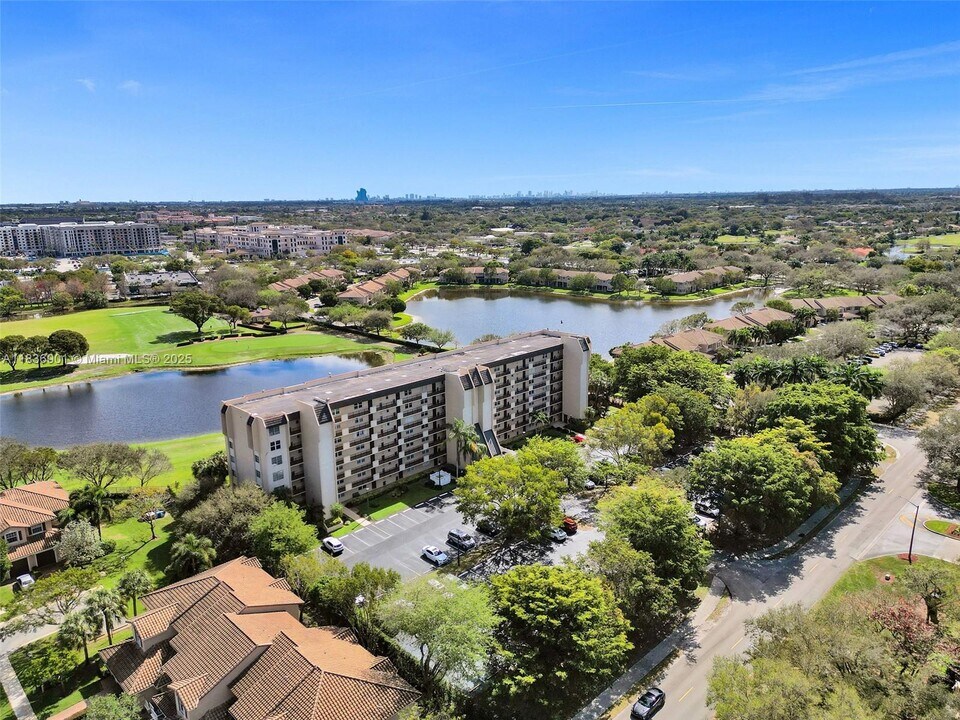 3300 W Rolling Hills Cir in Davie, FL - Building Photo