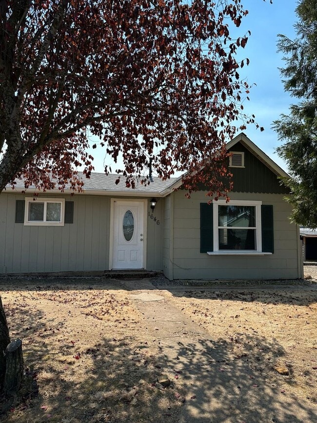 1646 SW Duke Rd in Sutherlin, OR - Foto de edificio - Building Photo