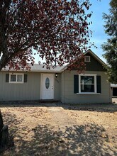 1646 SW Duke Rd in Sutherlin, OR - Building Photo - Building Photo
