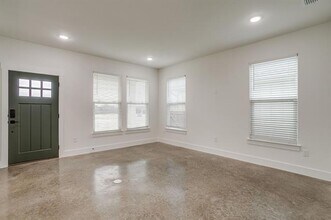 108 Cardinal Wds in Granbury, TX - Foto de edificio - Building Photo