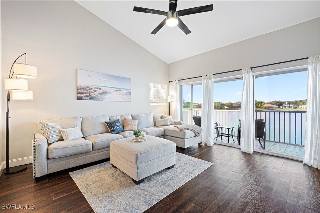 541 Windsor Sq in Naples, FL - Building Photo