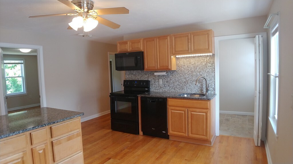 8 N Steele St in Worcester, MA - Building Photo