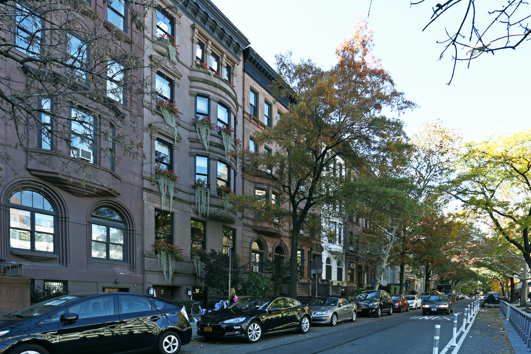 110 W 76th St in New York, NY - Building Photo