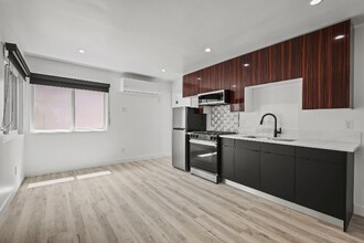 111 Normandie Ave in Los Angeles, CA - Building Photo - Building Photo