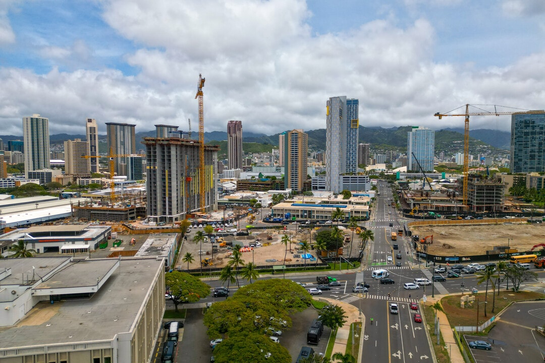 The Launiu Ward Village in Honolulu, HI - Building Photo