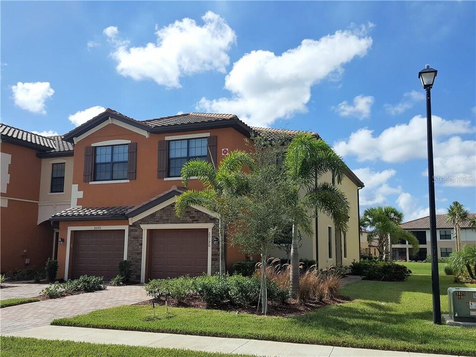 20170 Lagente Cir in Venice, FL - Building Photo