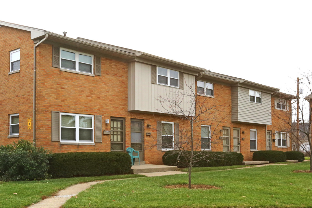 St Martin Villa in Lexington, KY - Foto de edificio