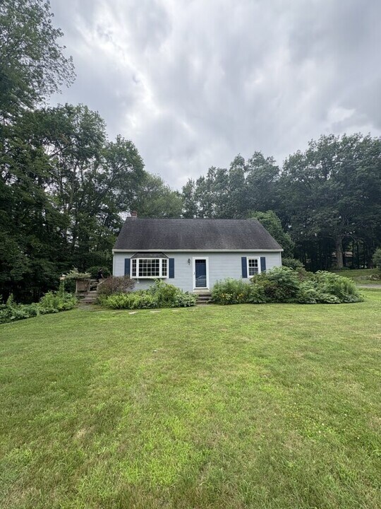 275 Strong St in Amherst, MA - Building Photo