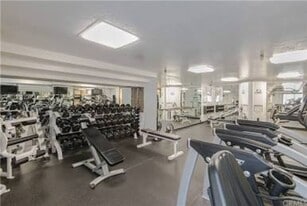 121 S Hope St in Los Angeles, CA - Building Photo