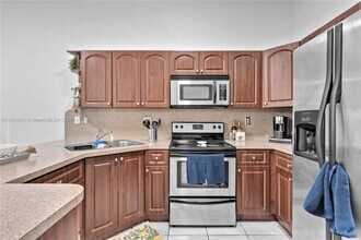 9035 NW 117th St in Hialeah, FL - Building Photo - Building Photo