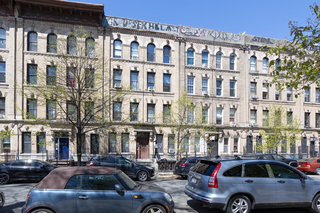 137 Starr St in Brooklyn, NY - Building Photo