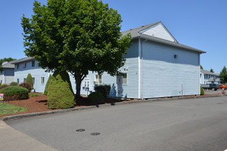 Oakview Apartments in Junction City, OR - Building Photo - Building Photo