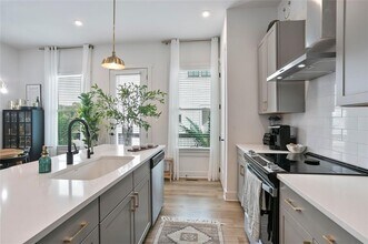 1081 Crest Cir SE in Atlanta, GA - Building Photo - Building Photo