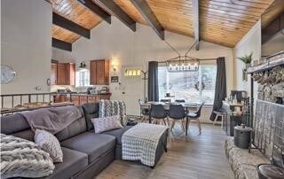32240 Fern Dr in Running Springs, CA - Building Photo - Building Photo