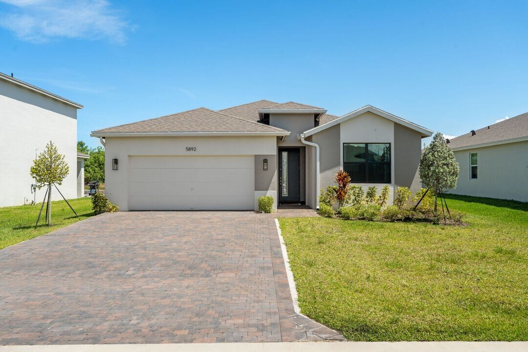 5892 SE Sky Blue Cir in Stuart, FL - Building Photo