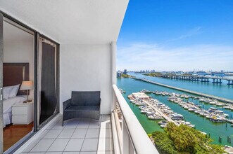 1717 N Bayshore Dr in Miami, FL - Building Photo - Building Photo