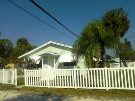 2422 NE Indian River Dr Apartamentos