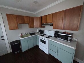 718 N Chevrolet Ave in Flint, MI - Foto de edificio - Building Photo