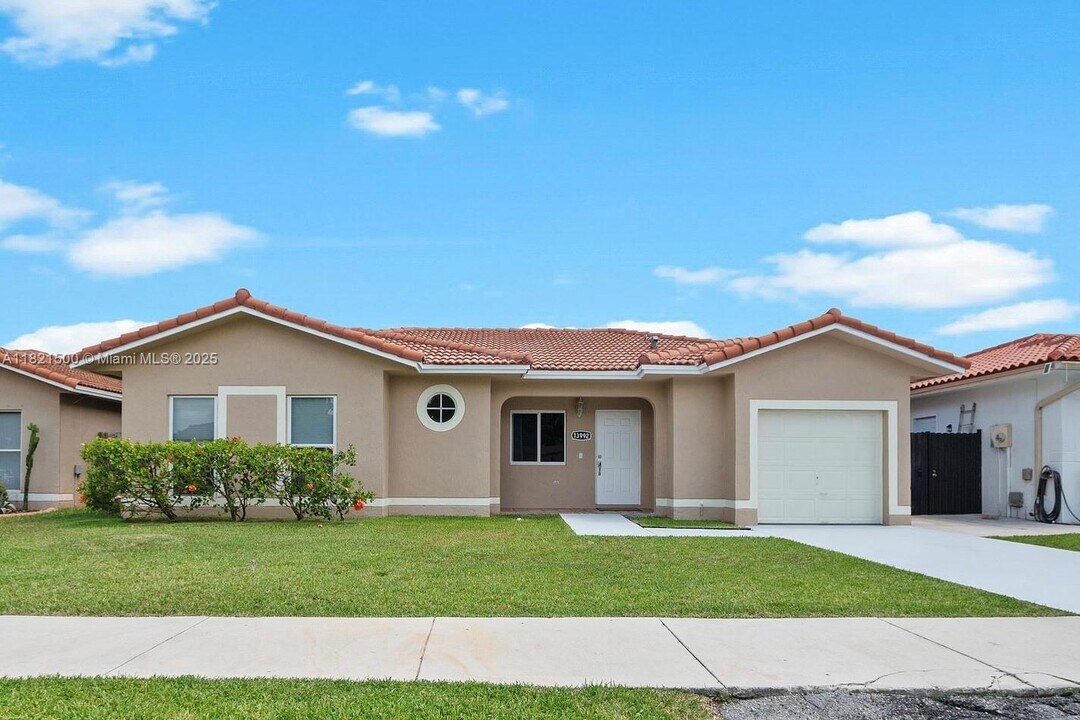 13992 SW 181st Terrace in Miami, FL - Building Photo