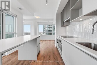 395 Dundas St W in Oakville, ON - Building Photo - Building Photo