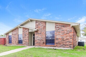 6505 Alta Oaks Dr in Garland, TX - Building Photo - Building Photo
