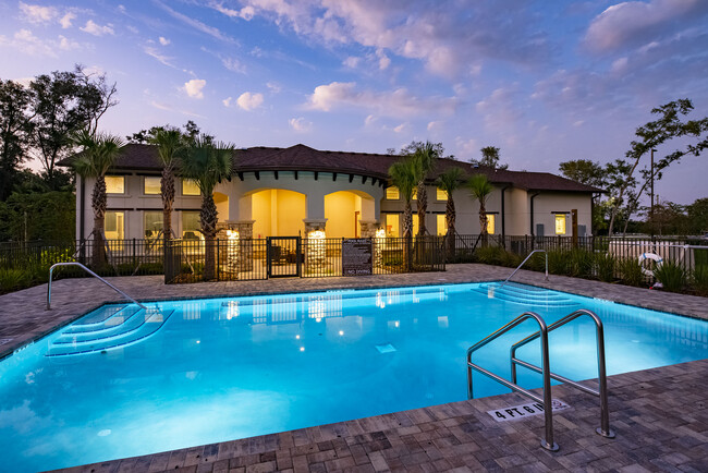 The Pines Apartments in DeLand, FL - Foto de edificio - Building Photo