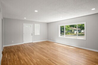 215 SW 131st Ave in Beaverton, OR - Building Photo - Building Photo