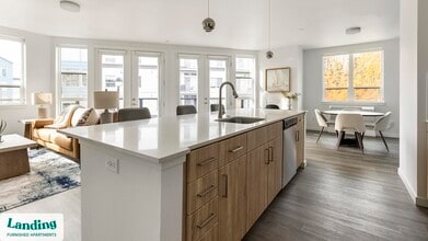 1055 N Anchor Way in Portland, OR - Building Photo - Building Photo