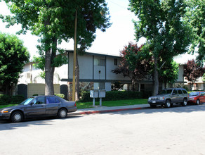 4613 Canoga St in Montclair, CA - Foto de edificio - Building Photo