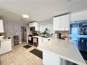 19410 NE 19th Ave in North Miami Beach, FL - Building Photo - Building Photo