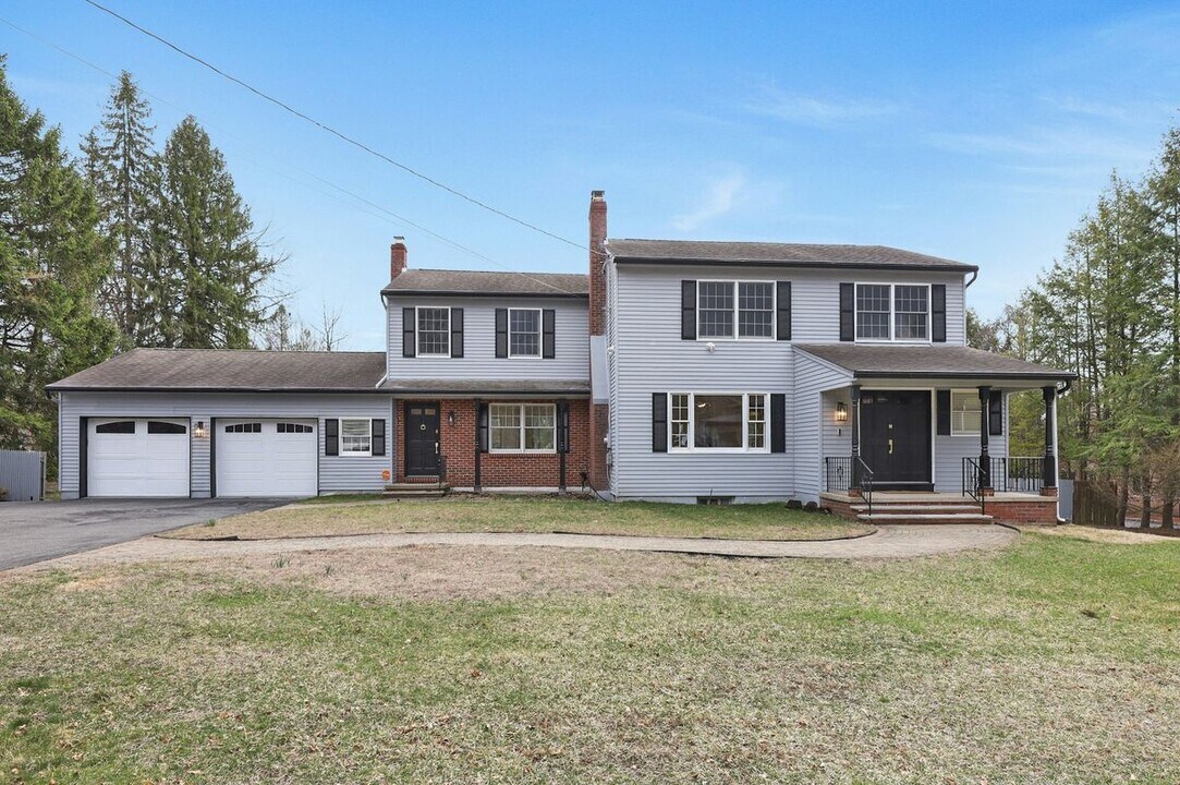11 Old Tappan Rd in Old Tappan, NJ - Building Photo