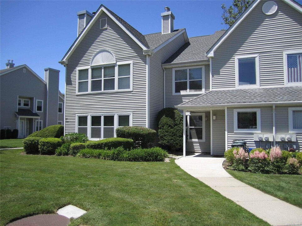 238 Windward Ct N in Port Jefferson, NY - Building Photo