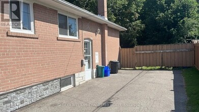17 Collins Crescent in Aurora, ON - Building Photo - Building Photo
