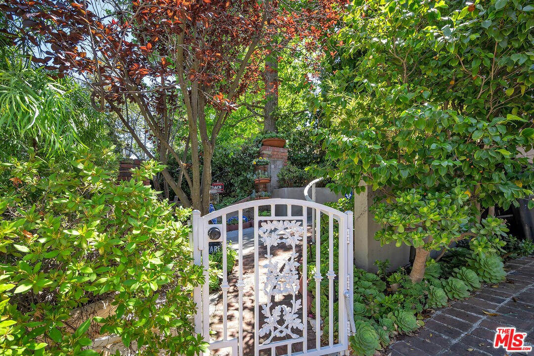 921 Roscomare Rd in Los Angeles, CA - Building Photo