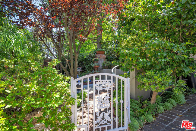 property at 921 Roscomare Rd