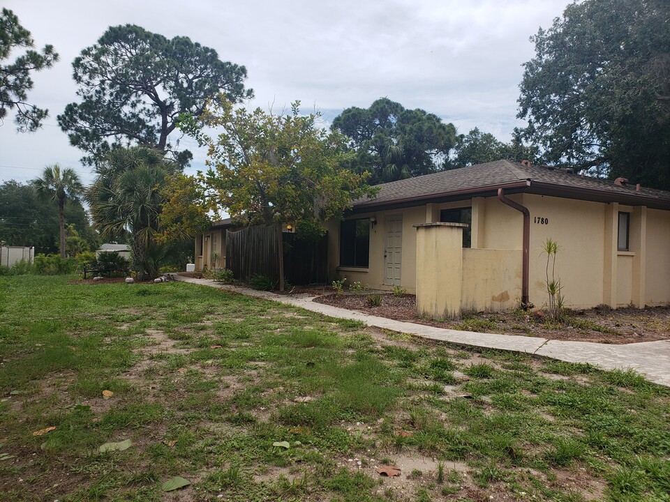 1780 Shadow Ln in Englewood, FL - Building Photo