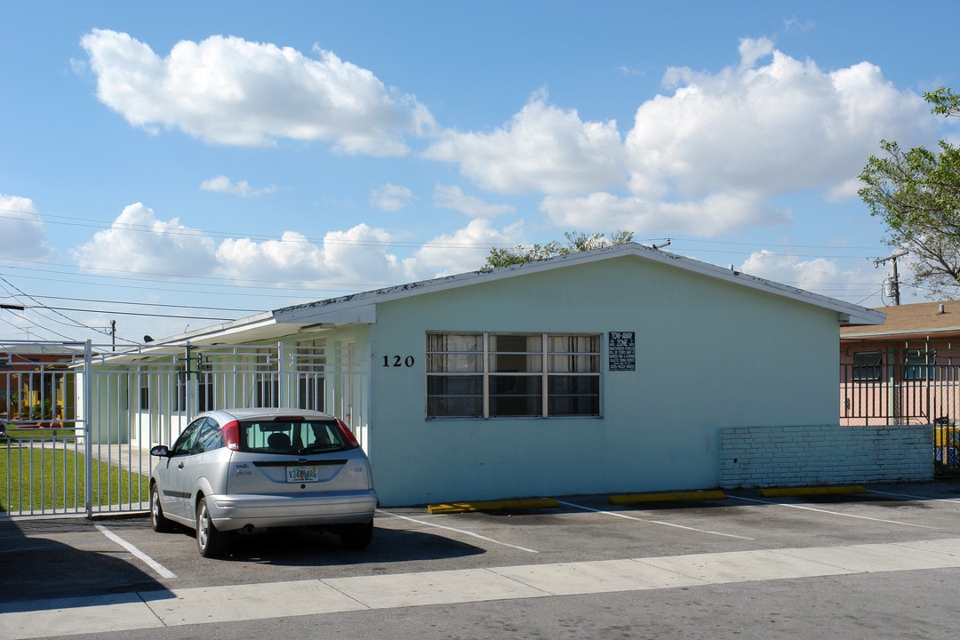 Airport Sqaure in Hialeah, FL - Building Photo