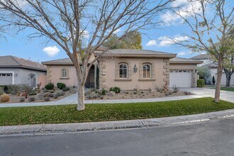 904 Pont Chartrain Dr in Las Vegas, NV - Building Photo - Building Photo