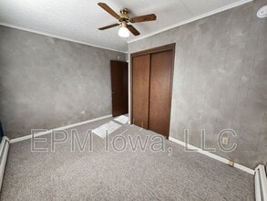 125 Hamilton St in Winthrop, IA - Foto de edificio - Building Photo