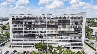 3211 W Swann Ave in Tampa, FL - Building Photo