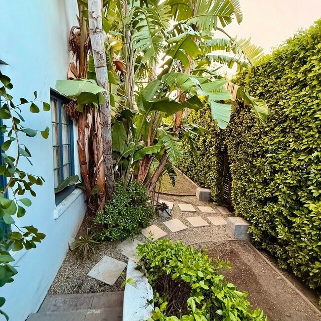 4246 Lexington Ave-Unit -4246 Lexington Ave in Los Angeles, CA - Building Photo - Building Photo