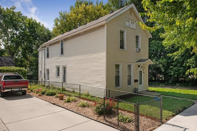 114 Isabel St E in St. Paul, MN - Building Photo - Building Photo