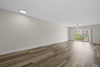 8107 SW 72nd Ave in Miami, FL - Foto de edificio - Building Photo