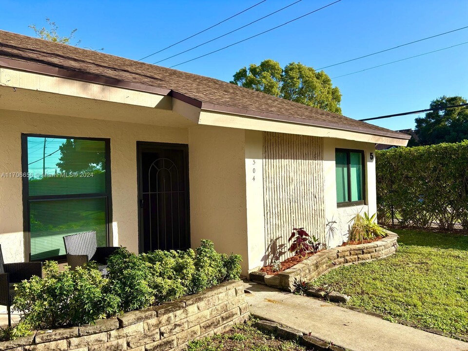 2700 S Oakland Forest Dr in Oakland Park, FL - Building Photo