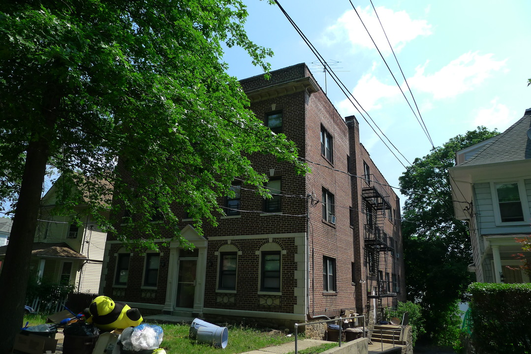 33 Oakwood Ave in White Plains, NY - Building Photo