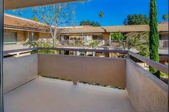 449 N Catalina Ave in Pasadena, CA - Foto de edificio - Building Photo