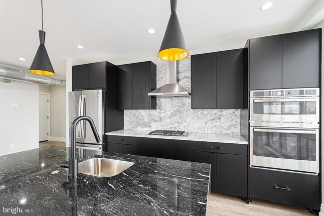 526 Brown St in Philadelphia, PA - Building Photo - Building Photo
