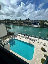 9800 W Bay Harbor Dr in Bay Harbor Islands, FL - Foto de edificio - Building Photo