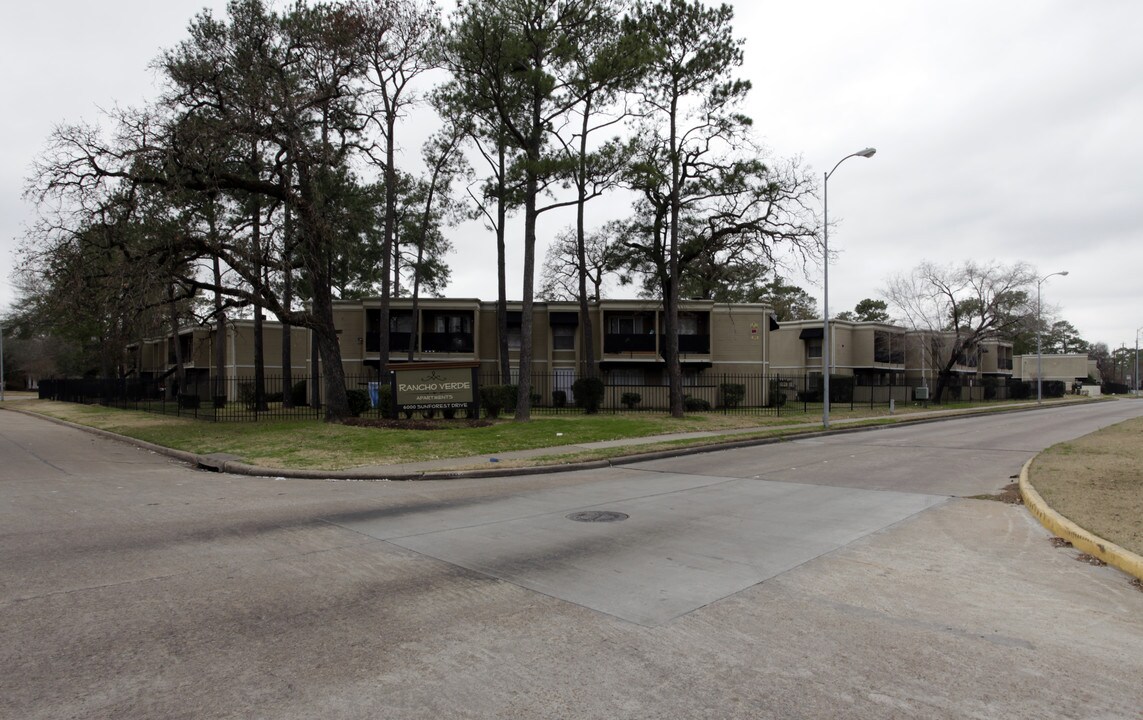 Rancho Verde Apartments in Houston, TX - Building Photo